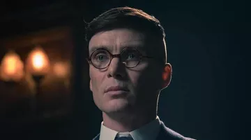 The round scaled glasses worn by Thomas Shelby (Cillian Murphy) in the series Peaky Blinders (Season 5)