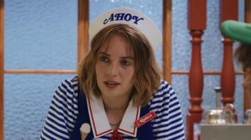 Work outfit of Robin (Maya Hawke) in Stranger Things Season 3 Episode 1