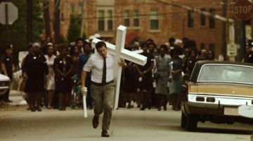 La croix en bois de Holden Ford (Jonathan Groff) dans Mindhunter (S02E07)