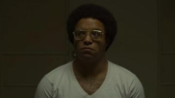 The glasses aviator for Wayne Williams (Christopher Livingston) in Mindhunter (S02E09)