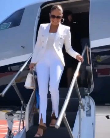 Chaqueta blazer de doble pecho de Balmain usada por Jennifer Lopez en St. Tropez 2 de septiembre de 2019