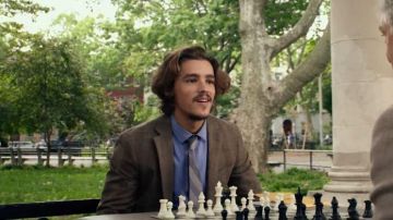 La lumière bleue manches longues maillots portés par Paul Asher (Brenton Thwaites) dans Une Interview avec Dieu