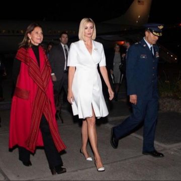 Bombas de plexiglás Gianvito rossi usadas por Ivanka Trump Llegando a Bogotá, Colombia 2 de septiembre de 2019