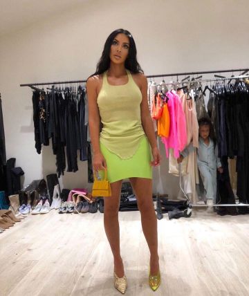 Yeezy temporada 6 pitón mulas de cuero en relieve usadas por Kim Kardashian Instagram Pic septiembre 2, 2019