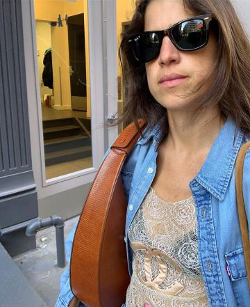 Camisa de mezclilla azul usada por Leandra Medine en @leandramcohen