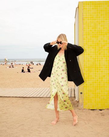 Black suit blazer worn by Linda Tol on @lindatol_