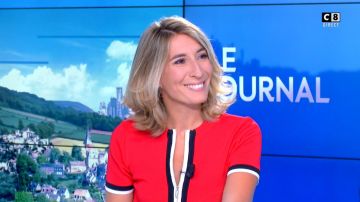 La Robe courte ajustée avec rayures de Caroline Delage dans William à midi