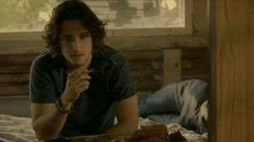 Gris foncé t-shirts portés par Maxime épisodes (Lou-Pascal Tremblay) dans Jérémie (S01E22)