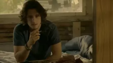 Dark grey t shirts worn by Maxime episodes (Lou-Pascal Tremblay) in Jérémie (S01E22)