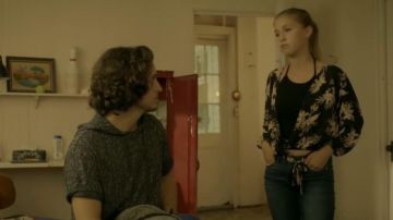 Chemise à capuche top t-Shirt gris porté par Maxime (Lou-Pascal Tremblay) dans Jérémie (S01E22)