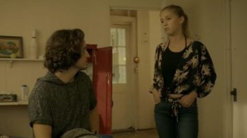 Tank top Black worn by Sara Sue Vallee in Jeremiah (S01E22)