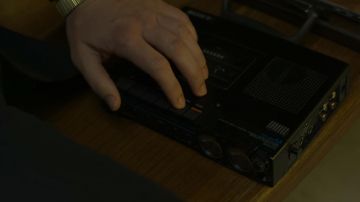 The tape recorder Sony TC-D5M Holden Ford (Jonathan Groff) in Mindhunter (S02E05)