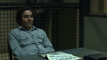 La chemise en jean de David “Son of Sam” Berkowitz (Oliver Cooper) dans Mindhunter (S02E02)