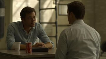 La camisa denim de Tex Watson (Christopher Backus) en Mindhunter (S02E05)