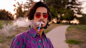 The purple shirt printed Ulysses Zane (Avan Jogia) in Now Apocalypse S01E03