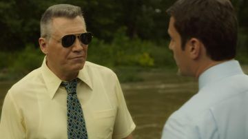 Sunglasses aviator Bill Tench (Holt McCallany) in Mindhunter (S02E08)