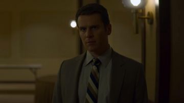 The striped tie Holden Ford (Jonathan Groff) in Mindhunter (S02E08)
