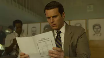 La cravate bleue rayée de Holden Ford (Jonathan Groff) dans Mindhunter (S02E07)