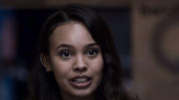 Earring on the ear full of Jessica Davis (Alisha Boe) in 13 Reasons Why (S03)