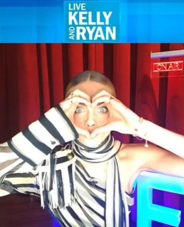 Monse une épaule chemisier porté par Cara Delevingne Vivre avec Kelly et Ryan 4 septembre 2019