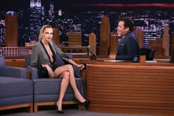 Aquazzura satine cristal 115 Pompes porté par Cara Delevingne the Tonight Show avec Jimmy Fallon, le 3 septembre 2019