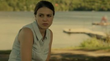 Camisa beige sin mangas usada por (stephanie arav clocchiatti) en Jérémie (S01E24)