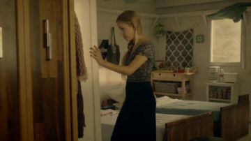 Long skirt in black worn by Sara Sue Vallee in Jeremiah (S01E24)