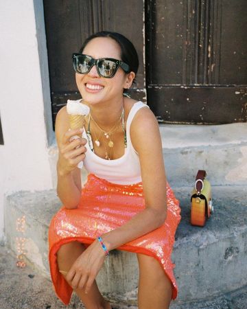 Débardeur blanc porté par Aimee Chanson sur @aimeesong