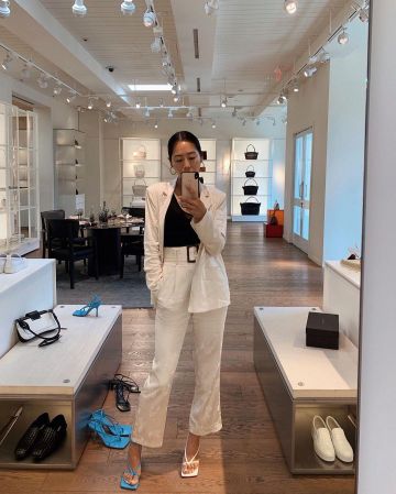 Costume blanc blazer porté par Aimee Chanson sur @aimeesong