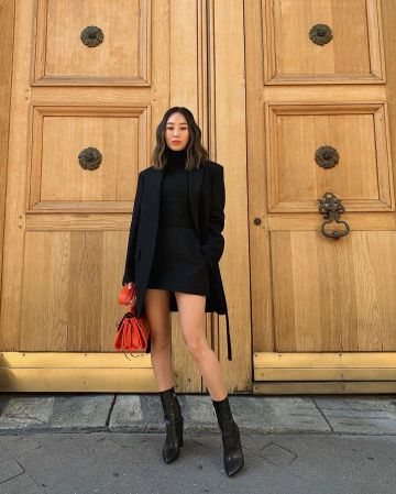 Noir mi-jambe de botte en cuir portés par Aimee Chanson sur @aimeesong