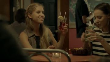 Dresses green shirt worn by Sara Sue Vallee in Jeremiah (S01E25)