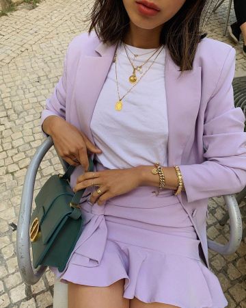 La lumière pourpre de costume blazer porté par Aimee Chanson sur @aimeesong