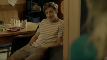 La camiseta a rayas de manga corta usada por Thomas (Pierre-Luc Lafontaine) en Jérémie (S01E25)
