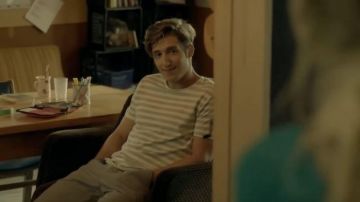 Los pantalones cortos beige usados por Thomas (Pierre-Luc Lafontaine) en Jérémie (S01E25)