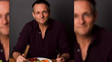 Camisa de Burdeos usada por Michael Mosley en The Dr. Oz Show agosto, 22 2019