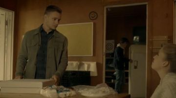 La camisa de algodón gris oscuro usada por Philippe (Jean-Nicolas Verreault) en Jérémie (S01E26)