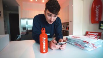La gourde Supreme Rouge 0,6L de Harrison Nevel dans Unboxing 5 Different Back To School Hypebeast Mystery Boxes!
