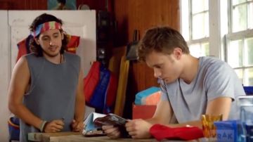 T-shirts Gris porté par Philippe  (Jean-Nicolas Verreault) dans Jérémie (S02E07)