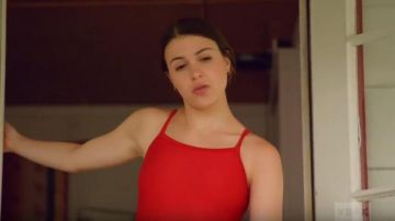Camiseta sin mangas roja usada por Stephanie en Jérémie (S02E07)