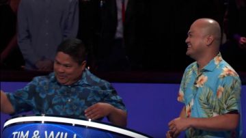 Camisa floral hawaiana usada por Tim en Beat Shazam (S03E13) 20 de agosto de 2019