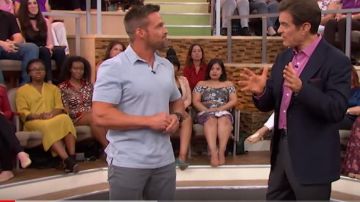 Bleu polo porté par Chris Powell sur Le Dr Oz Show 5 septembre 2018