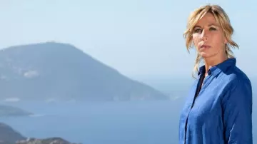 Camisa vaquera usada por Clotilde (Mathilde Seigner) en Time is Assassin (S01)