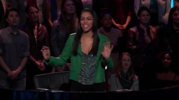 Tops de ropa verde metalizado usados por Corinne Foxx en Beat Shazam (S03E12) agosto, 13 2018