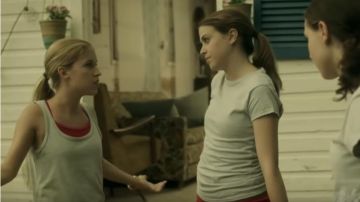 La camiseta gris sin mangas usada por Claudia Bouvette en Jeremie - Temporada 1 Episodio 14 - La Respuesta
