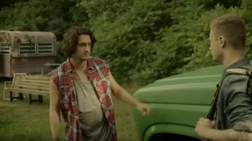 La che­mise à car­reaux sans manche portée par Maxime (Lou-Pascal Tremblay) dans Jeremie (S01E14)