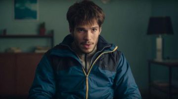 L'imperméable bleu porté par Rémy (François Civil) dans Deux moi