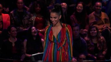 Camisa a rayas multicolor usada por Corinne Foxx en Beat Shazam (S03E11) 6 de agosto de 2019