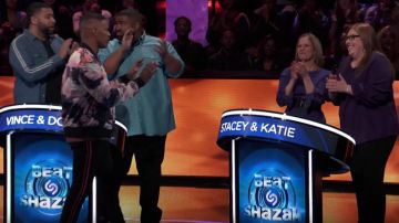 Camisa de manga corta azul claro usada por Dom en Beat Shazam (S03E11) 6 de agosto de 2019
