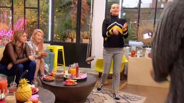 El par de furgonetas de Olivia Kugel en Beauty Match: The Clash of Influencers