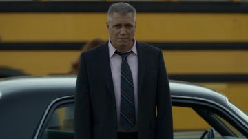 The striped tie Bill Tench (Holt McCallany) in Mindhunter (S02E08)